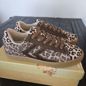 Very G NWT Women's Champ Leopard Print Sneakers Faux Tooled Leather Brown Tan